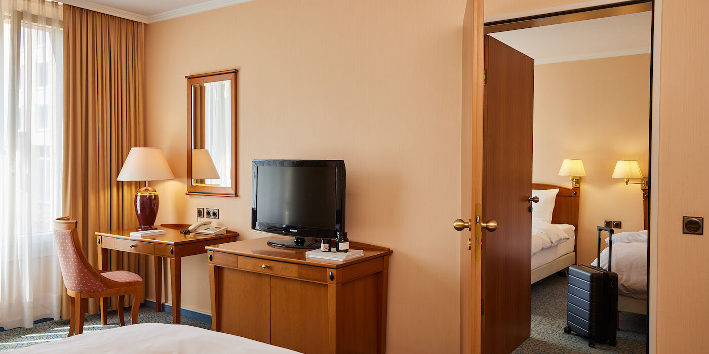 Hotelzimmer mit offener Durchgangstür - hotel chemnitz - CO56 - family room